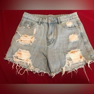 White wash shorts with pocket deign. Size M. Never worn.